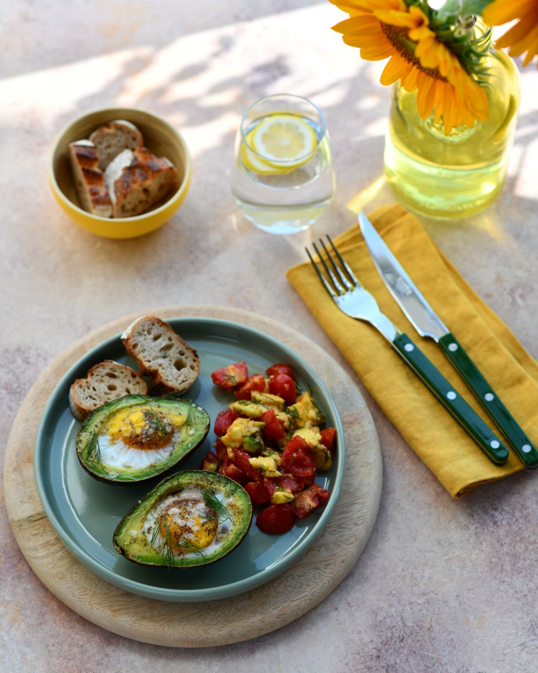 პლანტას საუზმე – ავოკადოს ნავები