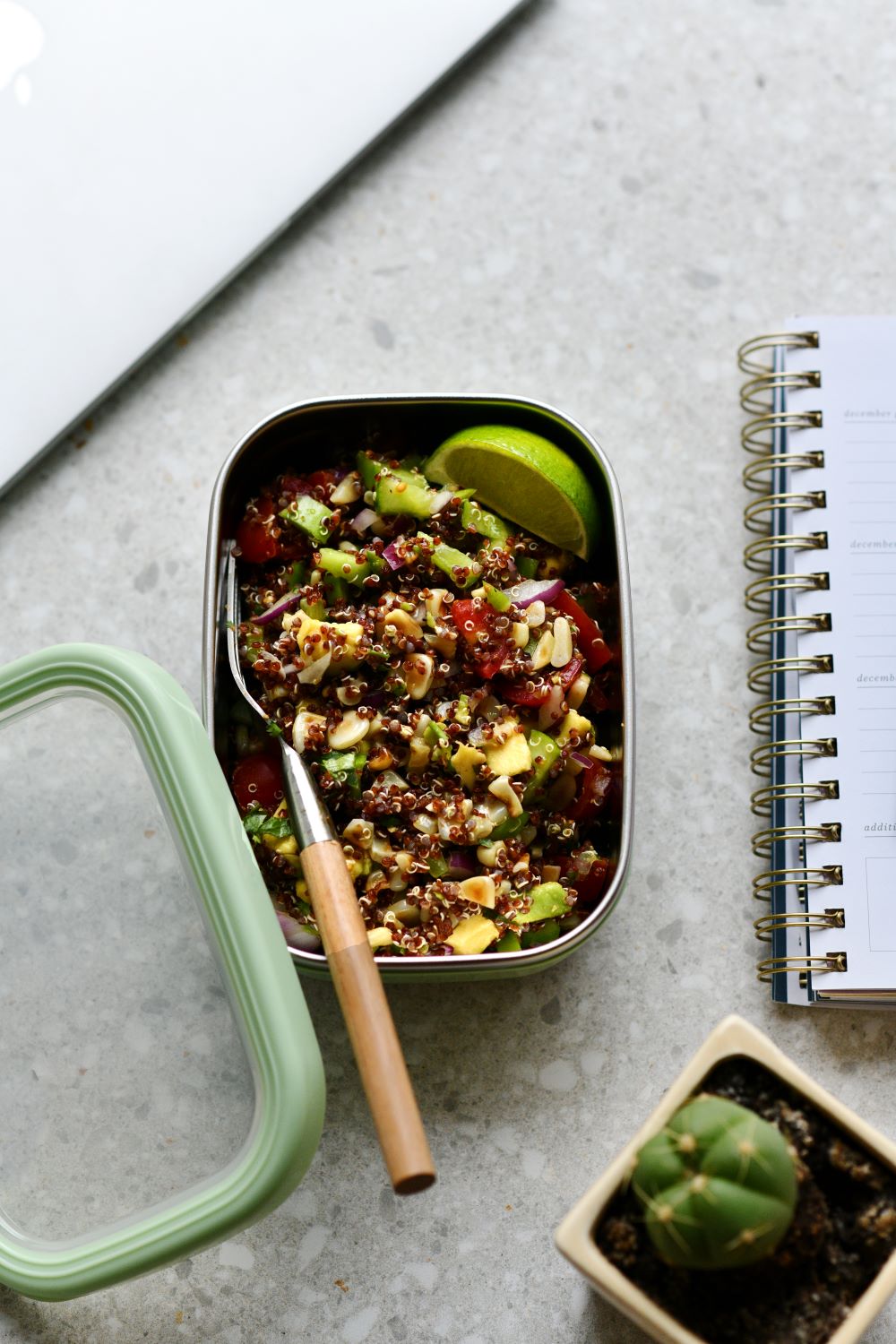 პლანტას ლანჩი – ქინოას სალათა სიმინდით და ავოკადოთი