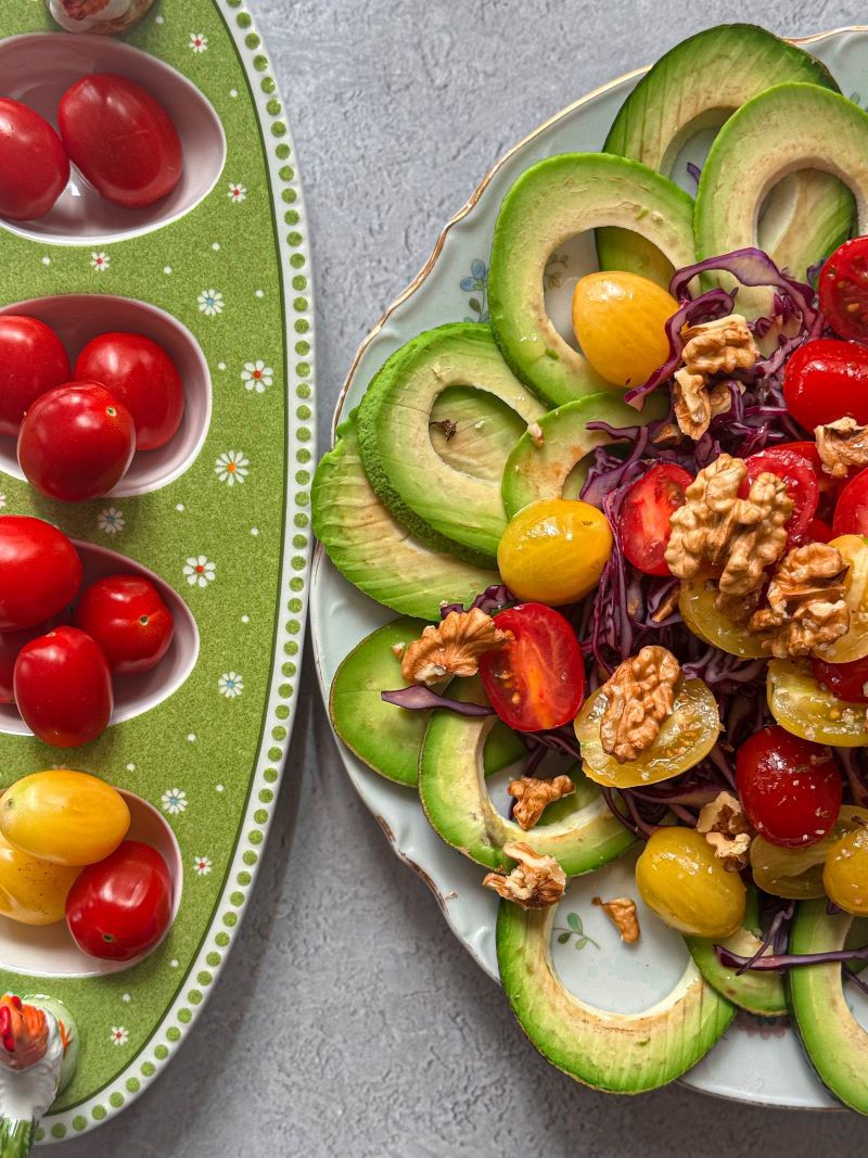 ავოკადოს სალათა ჩერი პომიდვრებით