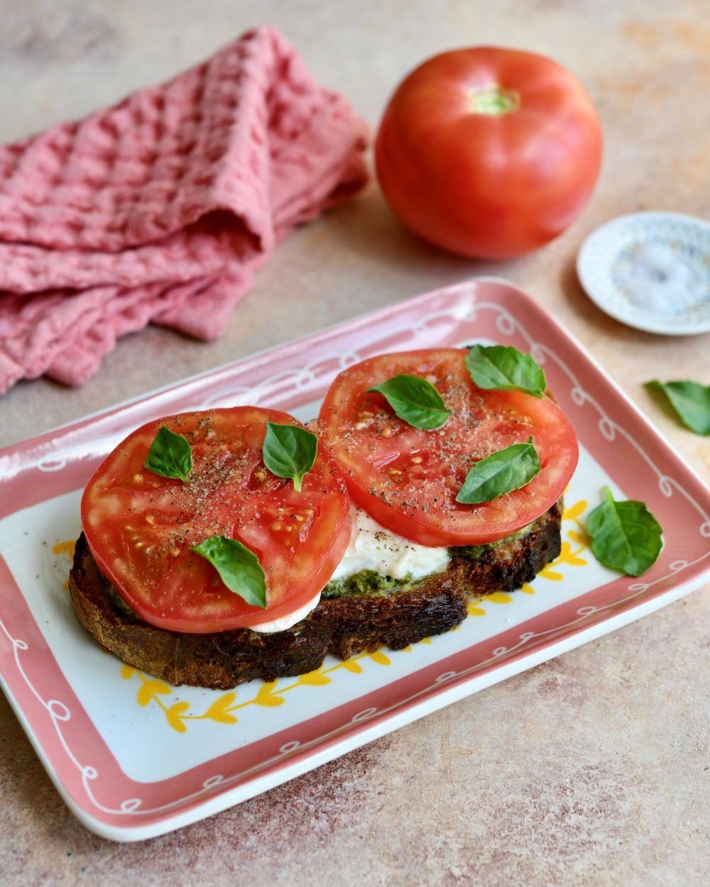 პლანტას საუზმე – პესტოს სენდვიჩი პომიდვრით