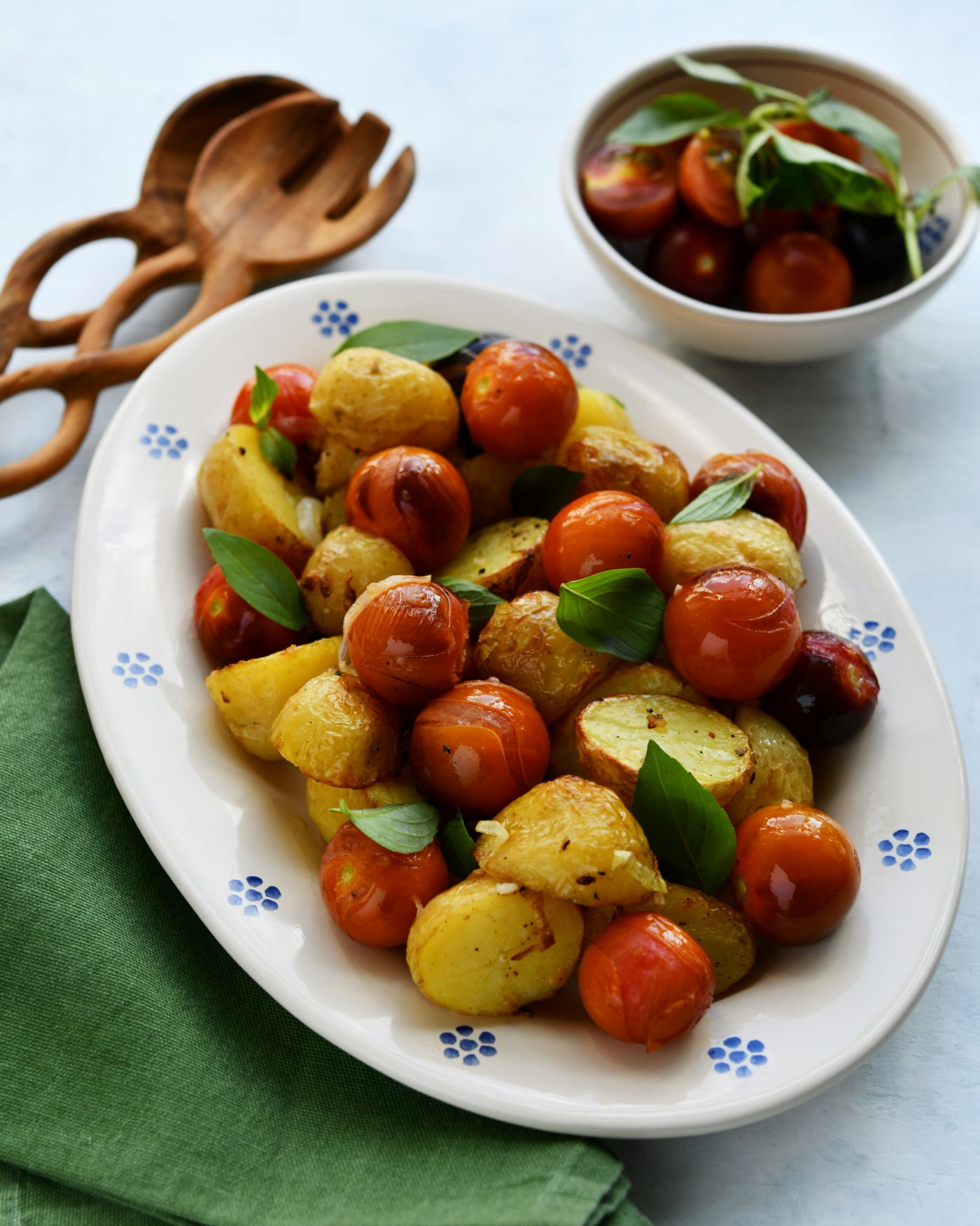 ახალი კარტოფილი კოქტეილ პომიდვრით იტალიურად