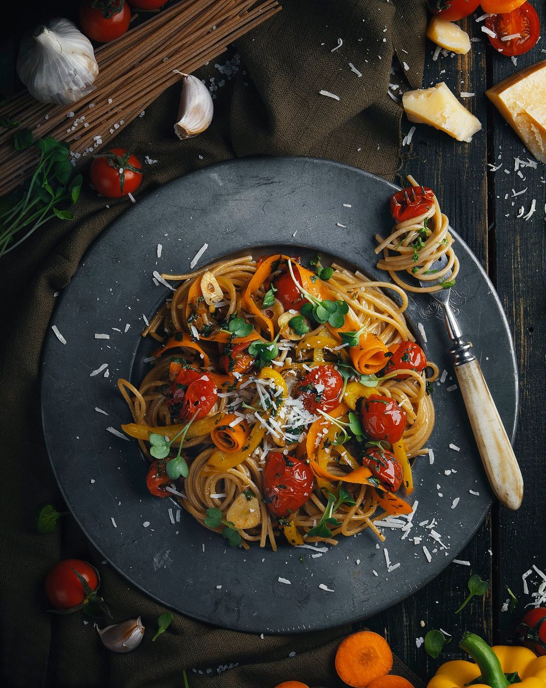 პასტა პომიდვრით და ნივრით