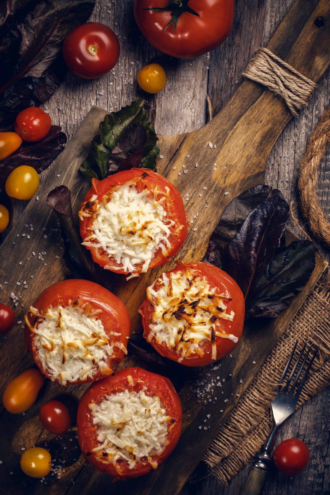 გამომცხვარი პომიდორი ფხლოვანას შიგთავსით