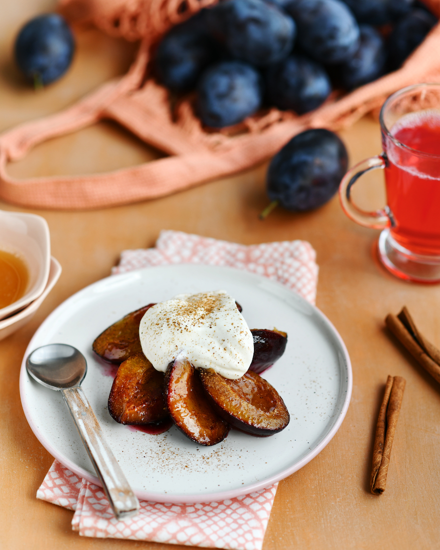 გამომცხვარი ქლიავი მაწვნის კრემით