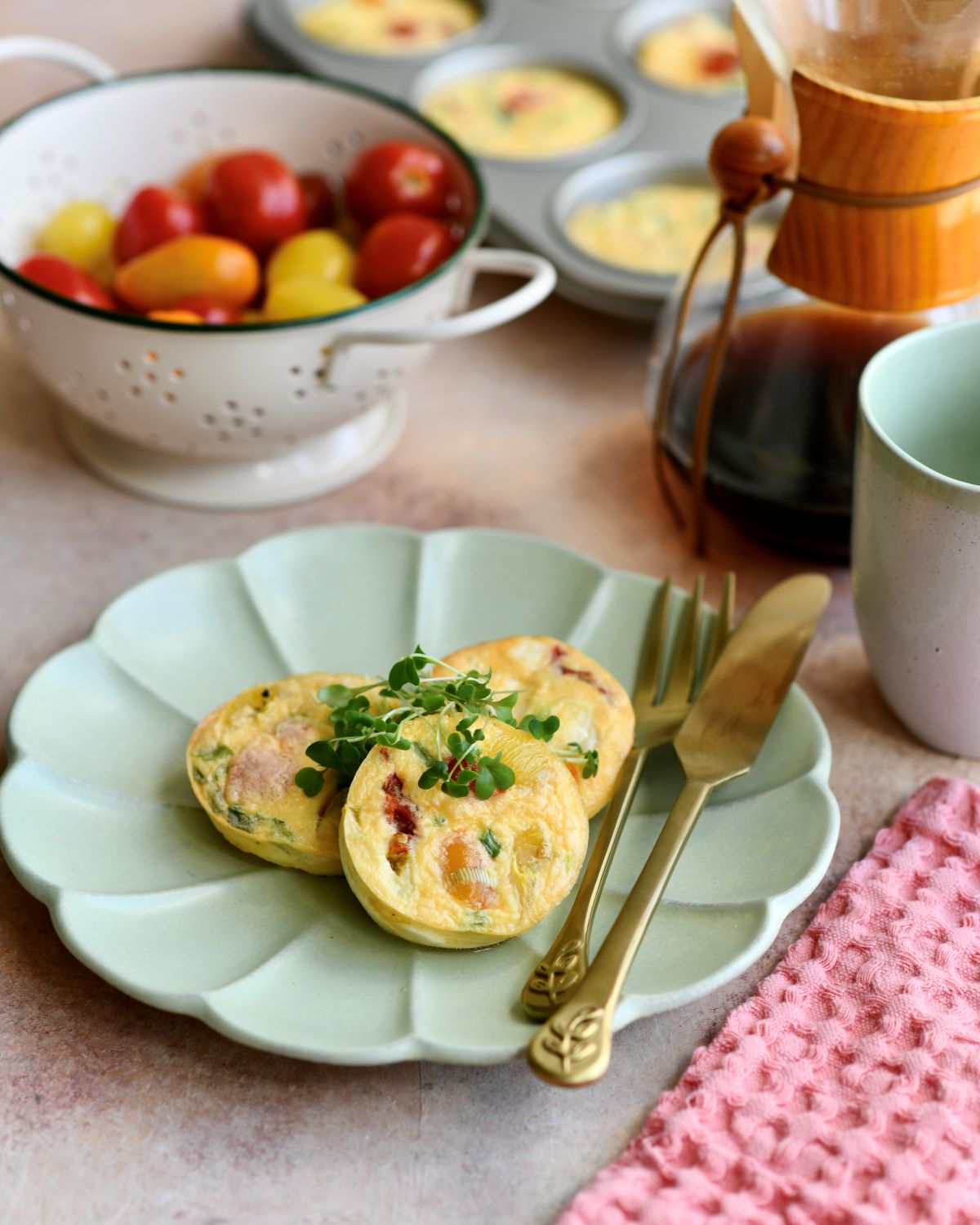პლანტას საუზმე – კვერცხის მაფინები ჩერი პომიდვრით