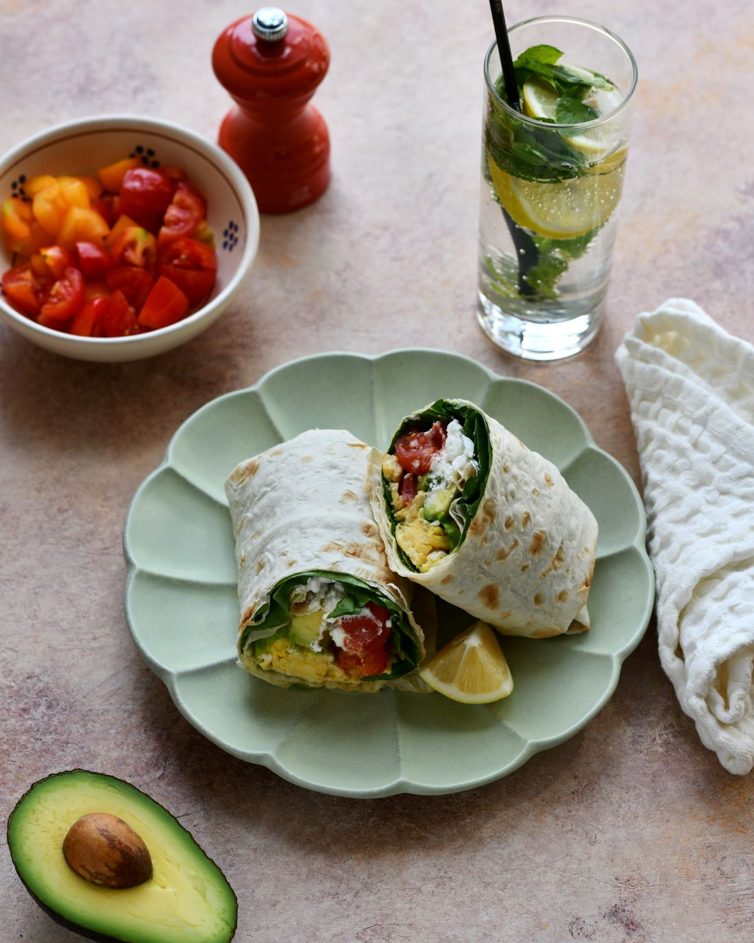 პლანტას საუზმე – ვრაპი ჩერი პომიდვრით, კვერცხით და ავოკადოთი