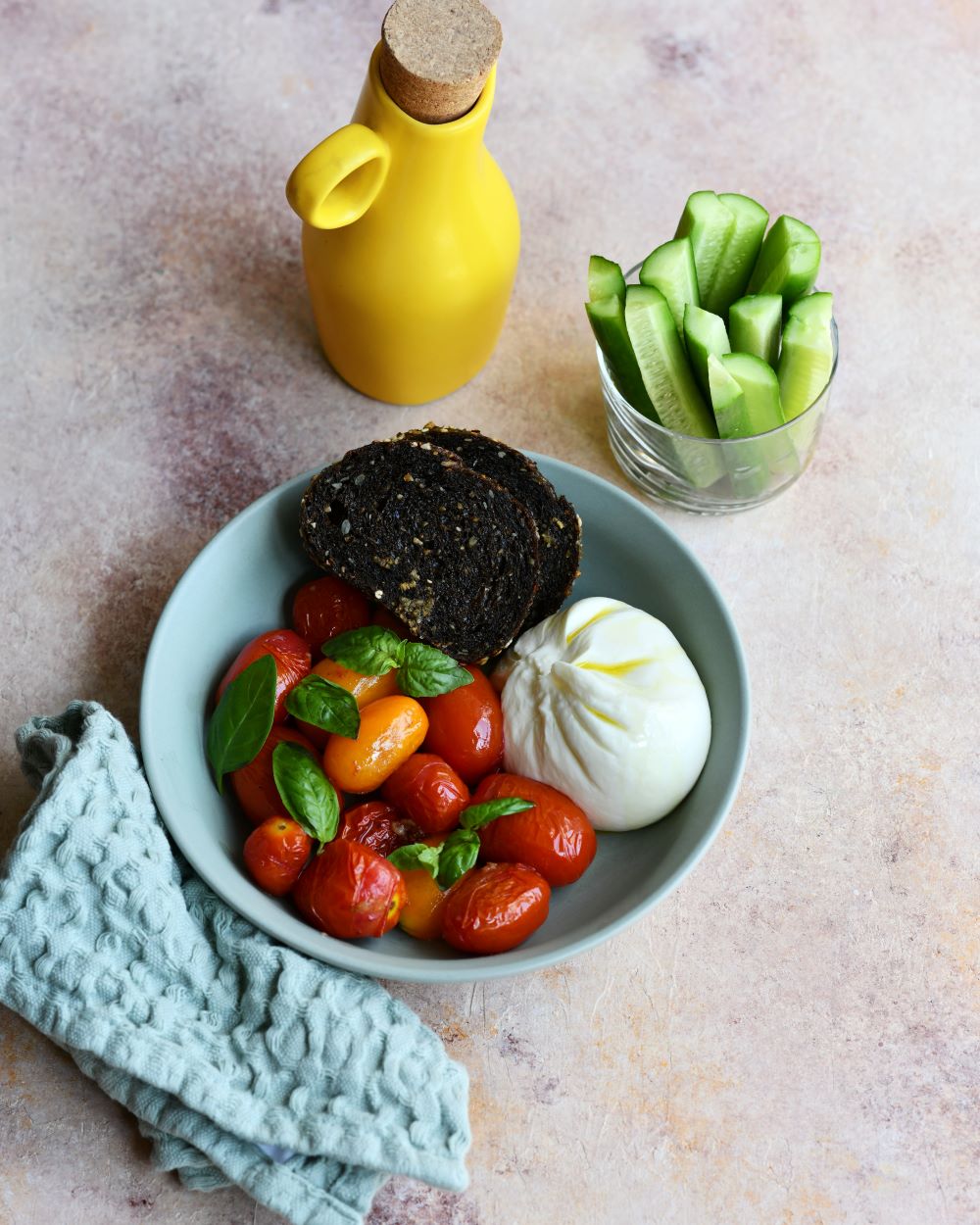 პლანტას საუზმე – მოშუშული ჩერი და ბურატა