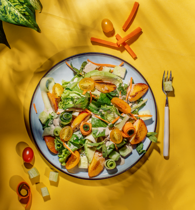 საზაფხულო სალათა მაწვნის ცივი სოუსით