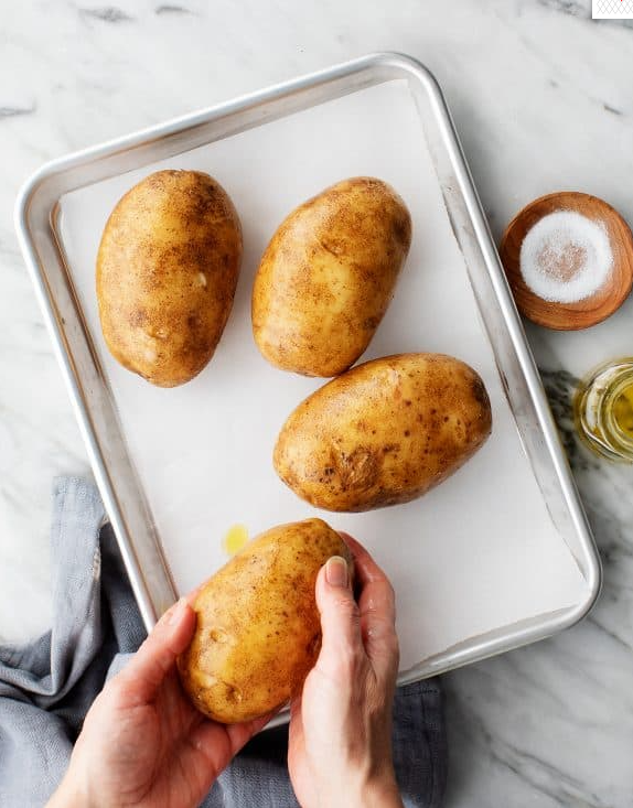 ვხარშავთ პასტას მარილიან წყალში. ალდანტე ტიპის მზაობის შემდეგ, გადავწურავთ და ცალკე მოვათავსებთ