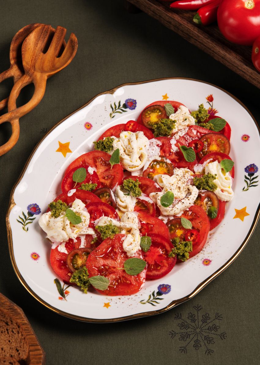 პომიდვრის სალათა ნიგვზის პასტით და ყველით