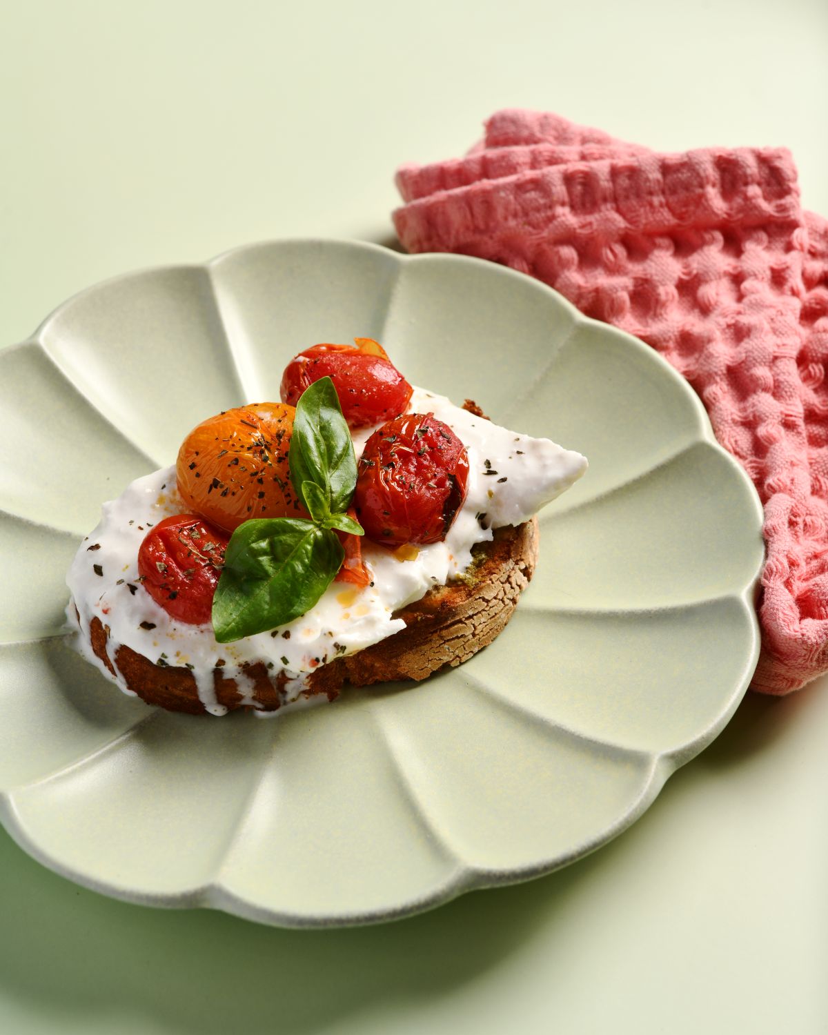 ბურატას სენდვიჩი პლანტას ჩერი პომიდვრით