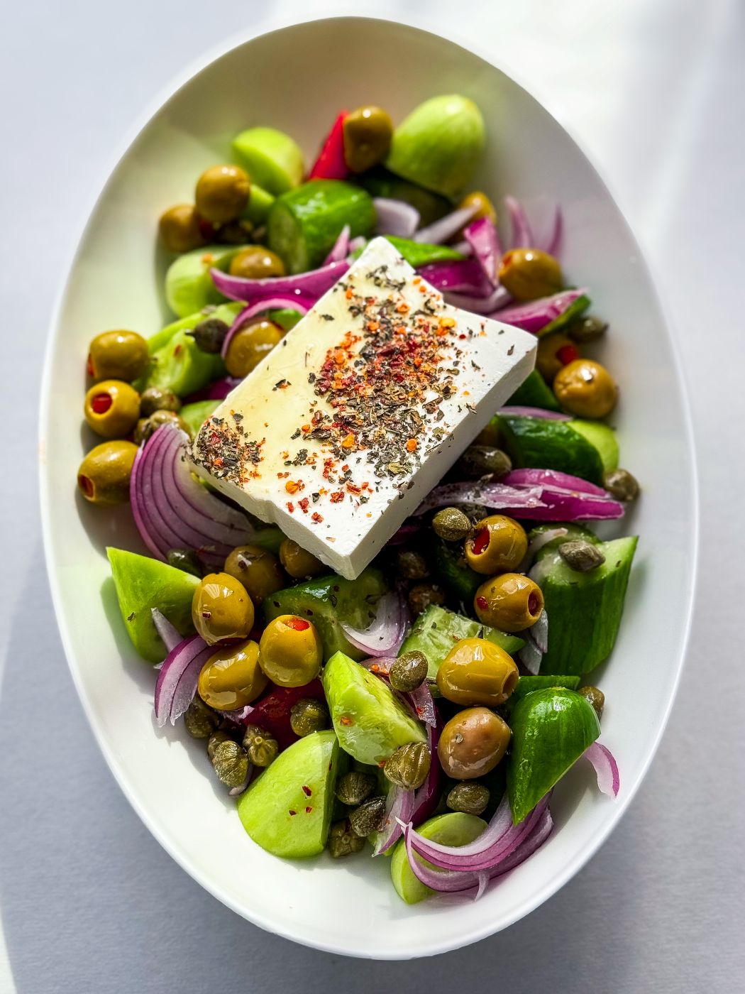 კიტრის,ზეთისხილის და ფეტა ყველის სალათა