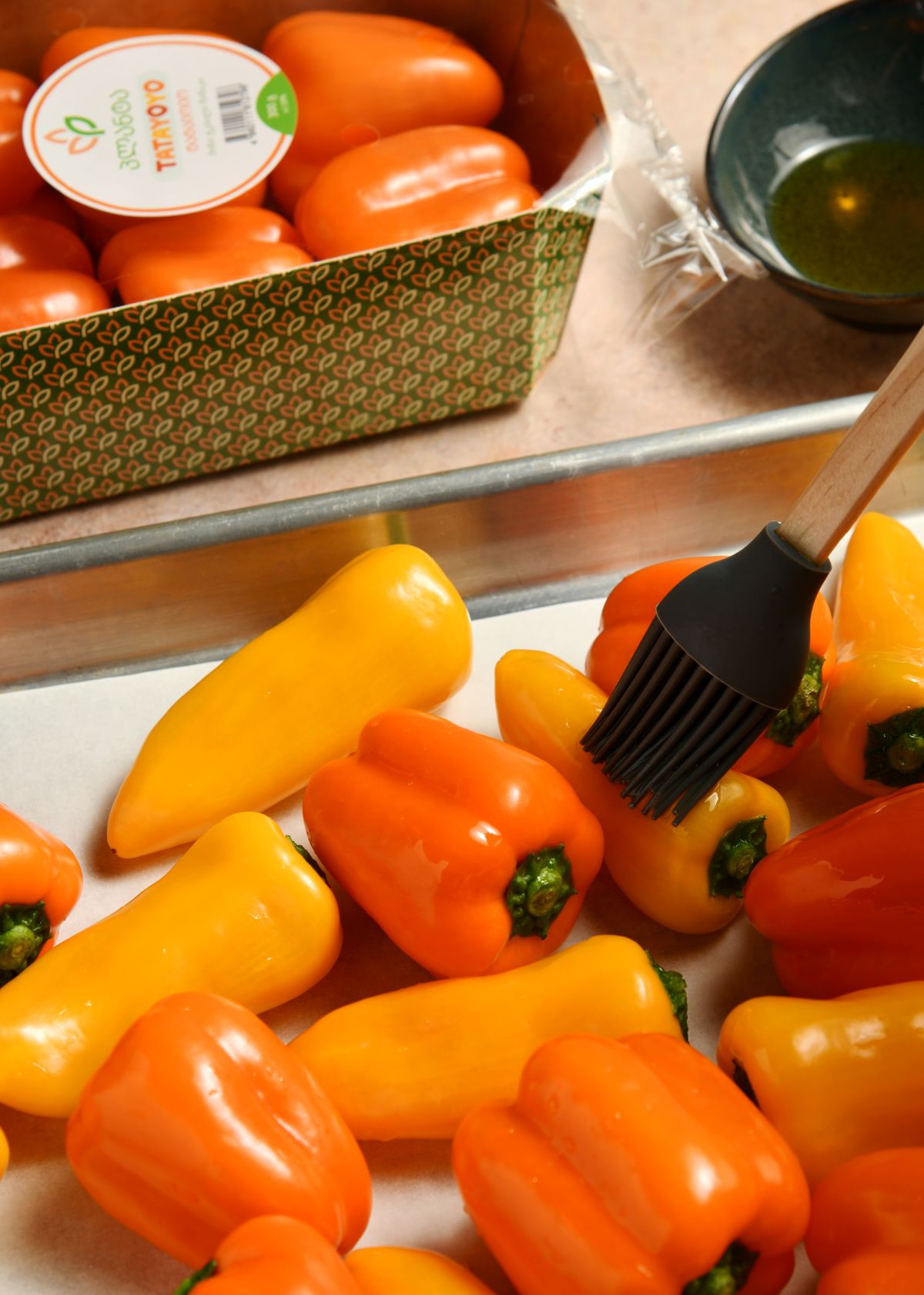 მოვამზადოთ ბოსტნეული - ტკბილი წიწაკები გავრეცხოთ, გავამშრალოთ და ფუნჯით გადავუსვათ ზეთი.  გამოვაცხოთ წინასწარ გახურებულ ღუმელში 190 გრადუსზე 20 წუთი.  ცხელივე გადმოვიტანოთ ჯამში და მჭიდროდ დავაფაროთ პლასტიკი, ასე გავაგრილოთ.  როდესაც გაცივდება კანი მარტივად აძვრება.  გავჭრათ შუაზე, ამოვაცალოთ თესლები და გავაცალოთ კანი, ნახევრები გავჭრათ შუაზე, სიგრძეზე.  