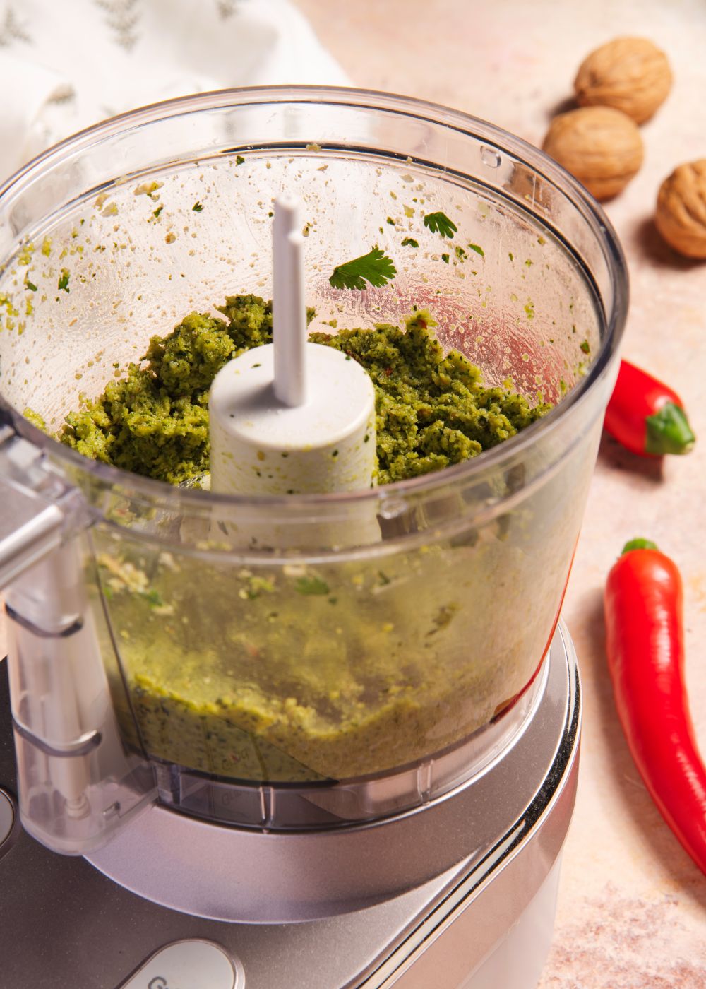 ბადრიჯანი დავჭრათ თხელ ნაჭრებად და ფუნჯით ორივე მხრიდან წავუსვათ ზეთი, შევწვათ ტაფაზე. მოვაყაროთ მარილი და პილპილი.