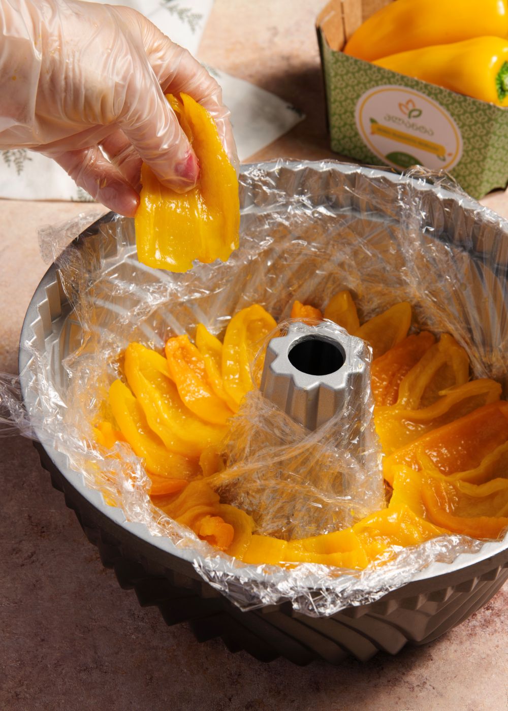 ნიგვზის პასტის მოსამზადებლად ყველა ინგრედიენტი მოვათავსოთ საკვების პროცესორში და დავატრიალოთ, ამ პასტას ვიყენებთ პომიდვრის სალათის შესაკაზმადაც, რომლის რეცეპტიც უკვე გაგიზიარეთ.