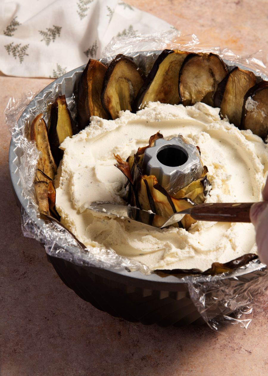 ნადუღი გავატაროთ საცერზე ან დავაბლენდეროთ, რომ მიიღოს ნაზი ტექსტურა. შევურიოთ კრემ-ყველი და შევანელოთ სანელებლებით.