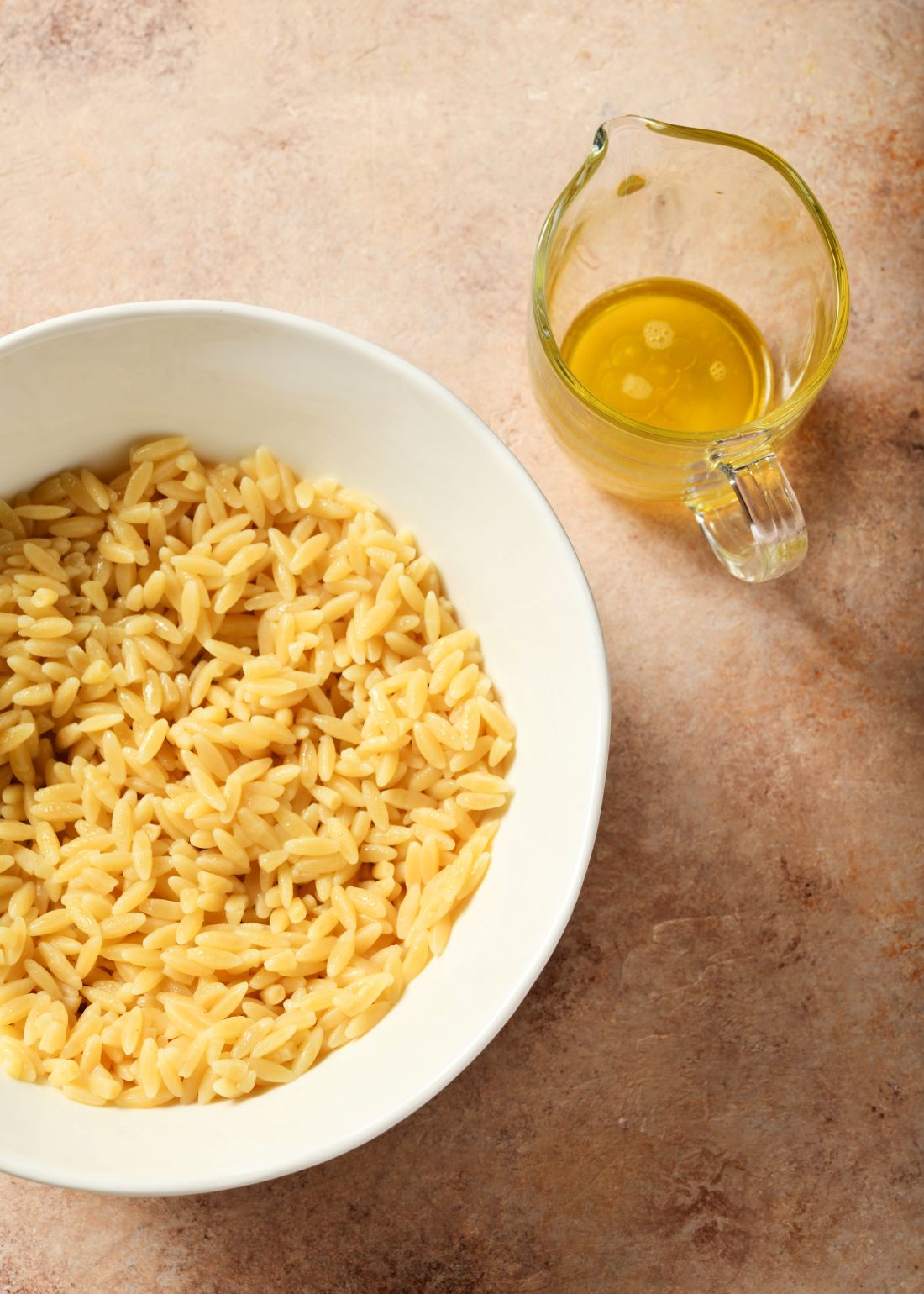 ორზო მოხარშეთ შეფუთვაზე მითითებული დროის მიხედვით, მარილწყალში.