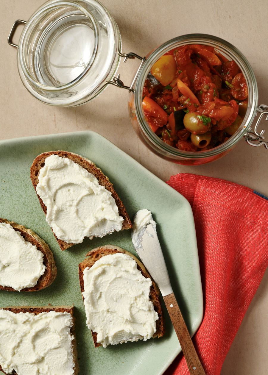 პური გააფიცხეთ ტოსტერში, გადაუსვით რიკოტა ან ცოტაოდენ ლაბნესთან ერთად დაბლენდერებული ხაჭო, შემდეგ კი არომატული კაპონატა.