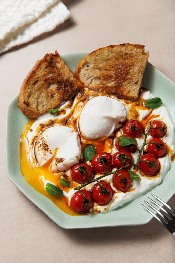 კვერცხი თურქულად ჩერი პომიდვრით