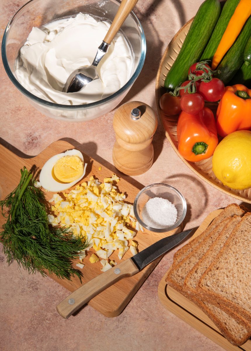 მოვხარშოთ კვერცხი. ჯამში ავურიოთ ლაბნე, არაჟანი, ლიმონის წვენი, დაჭრილი მოხარშული კვერცხი, კამა, მარილი და პილპილი.