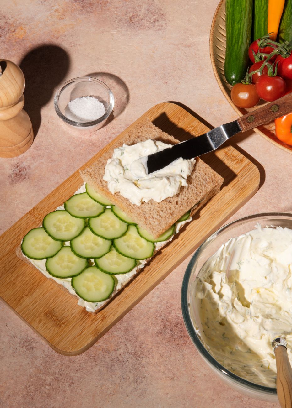 სენდვიჩის პურს მოვაჭრათ ქერქი. ბოსტნეული დავჭრათ თხელ ნაჭრებად და ავაწყოთ ტარტი 