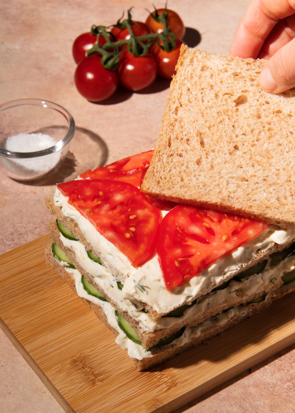 პურებზე გავანაწილოთ ლაბნეს მასა, შემდეგ დაჭრილი ბოსტნეული და ასე გავაგრძელოთ 4 ფენა, 