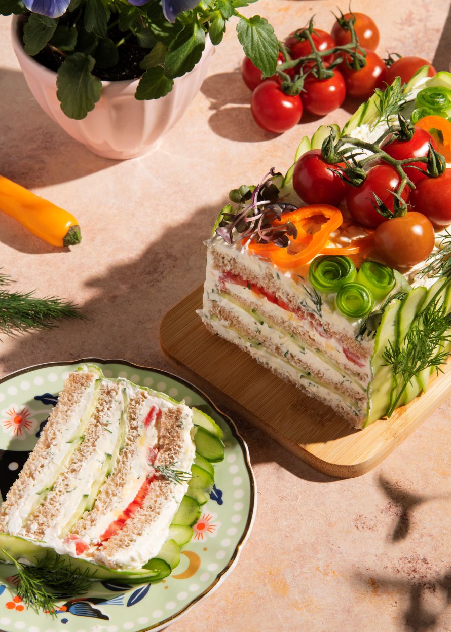 დარჩენილი კრემით შემოვულესოთ გვერდები და მივაწებოთ კიტრის თხელი ნაჭრები, რომლებიც შეგვიძლია ბოსტნეულის სათლელით დავთალოთ. გავაფორმოთ სასურველი ბოსტნეულით და მწვანილებით. მირთმევამდე გავაგრილოთ მაცივარში 2-3 საათით.