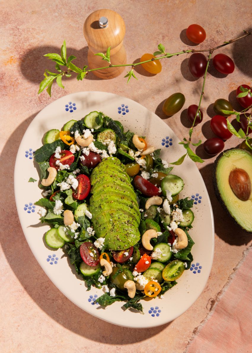 ჩერი პომიდვრის სალათა კეილით და ავოკადოთი